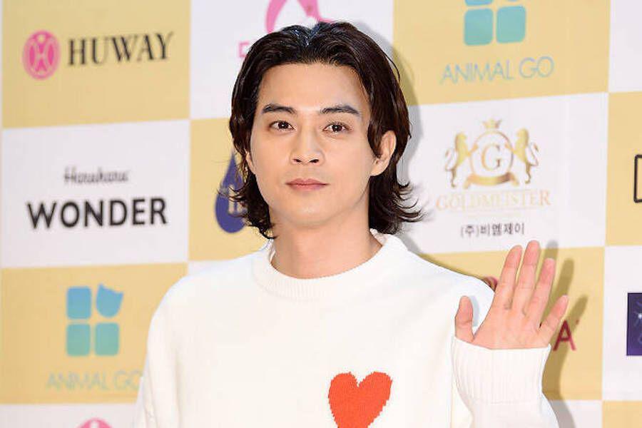 Kim Ji Hoon apologizes after becoming discovered looking at an