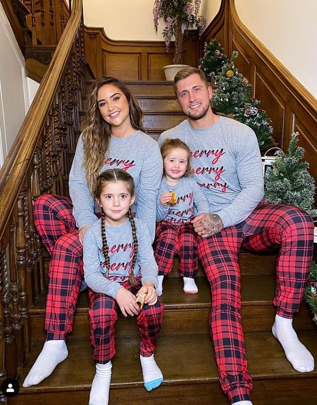 Family: When I went to a local skating rink on a recent family trip, it seems that the couple was snapping while trying to entertain their children, daughters Ella and Mia, and Dan's son Teddy until Christmas. ..